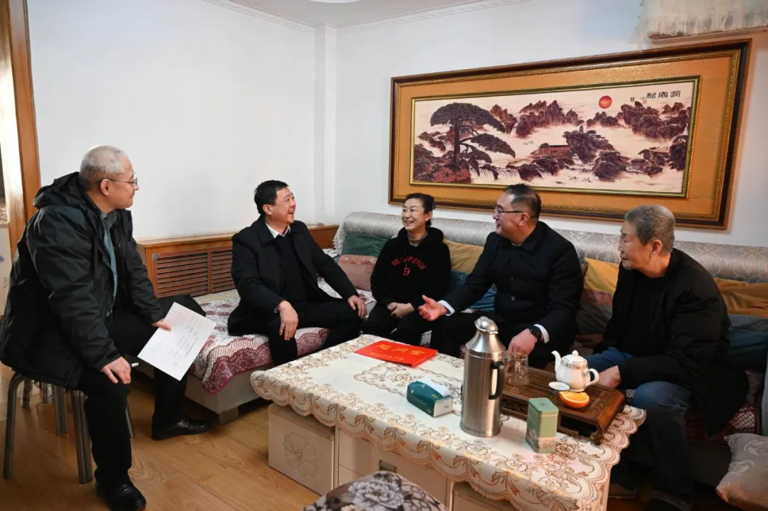 心系勞模 情暖職工|市總工會(huì)領(lǐng)導(dǎo)走訪慰問(wèn)煙臺(tái)公交困難勞模